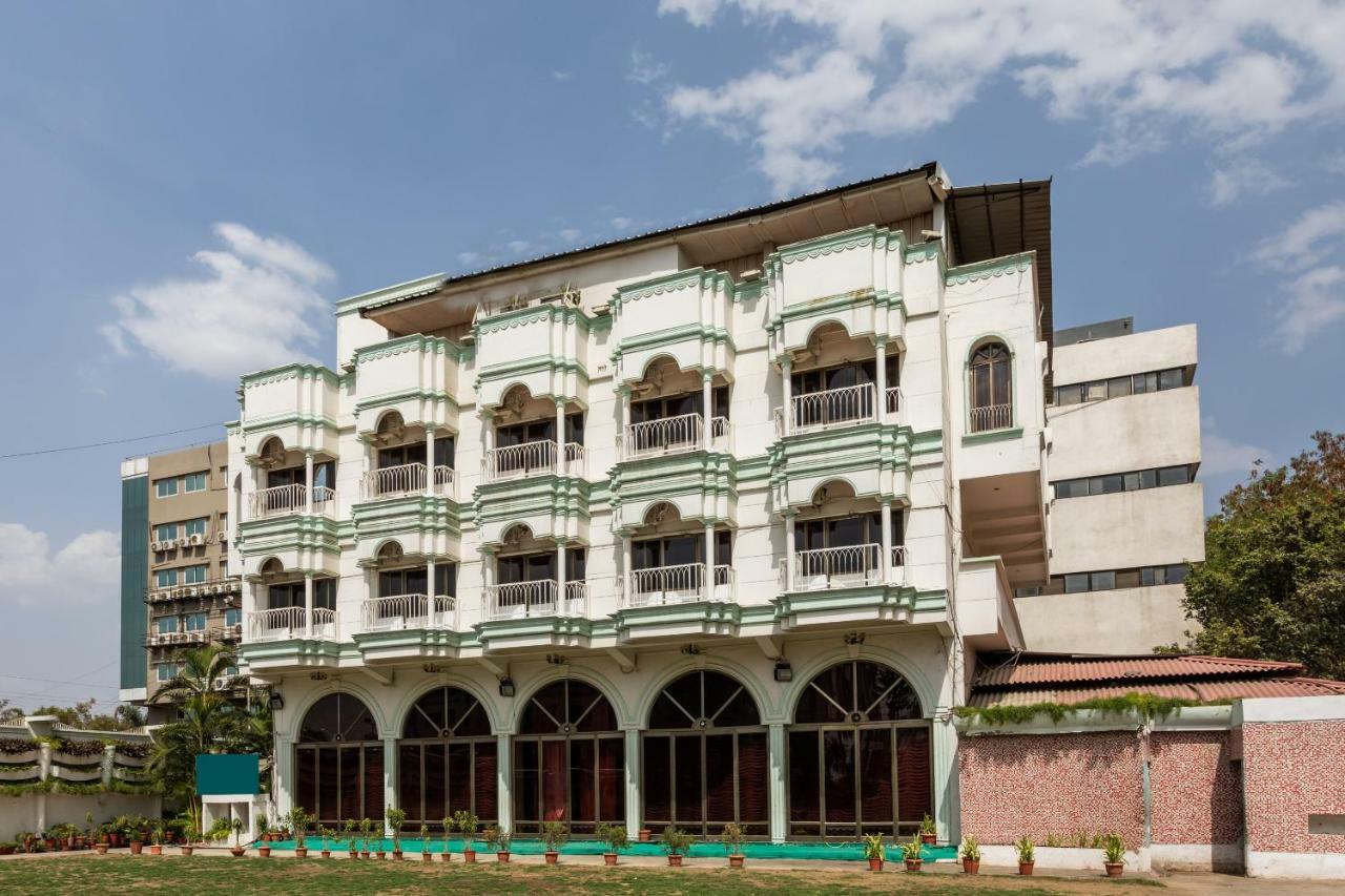 Oyo 38142 Girdhar Mahal Hotel Indore Buitenkant foto